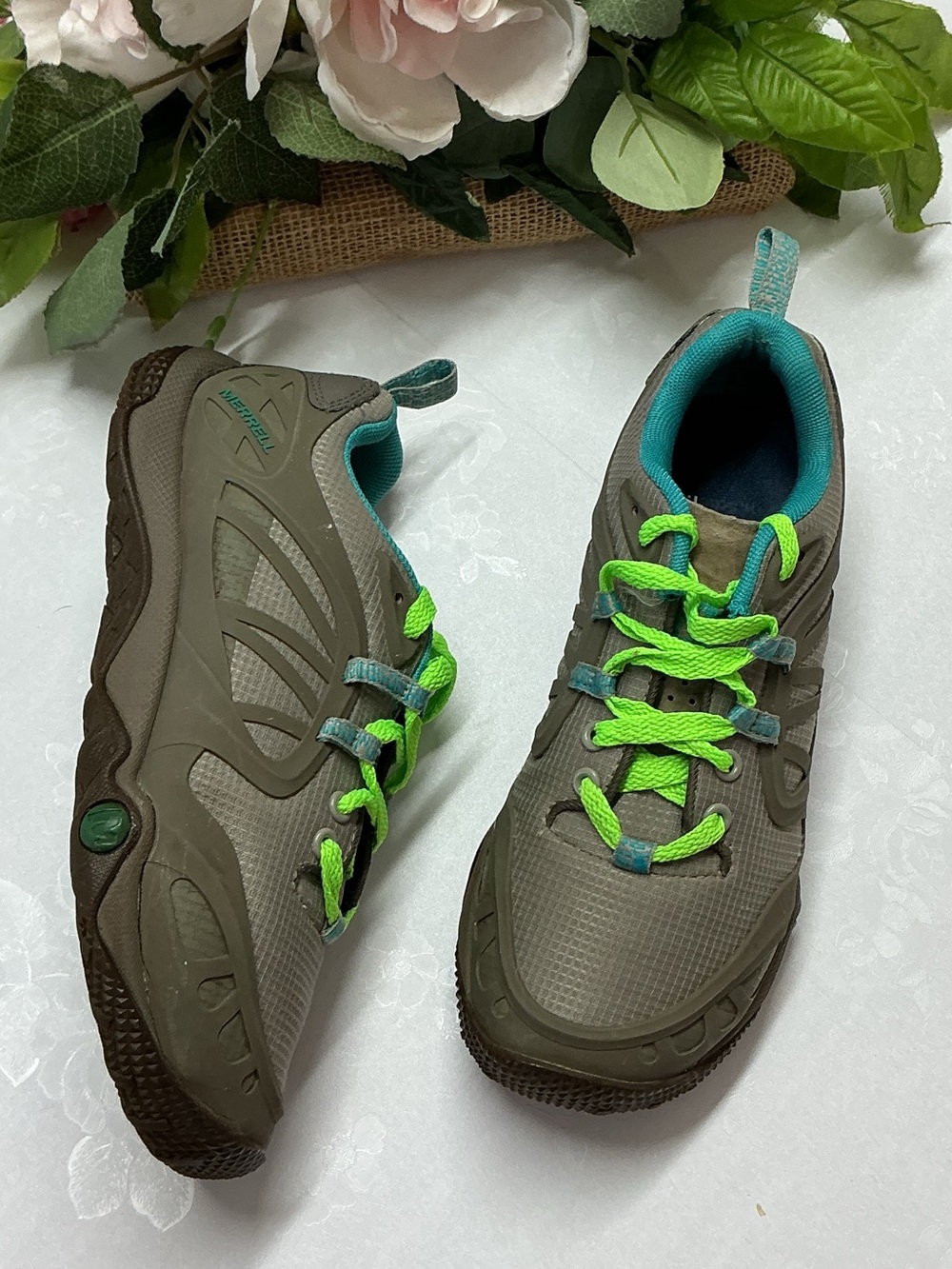 Merrell Kids Gray Sneakers with Neon Green Laces and Teal Trim - Picture 2 of 5
